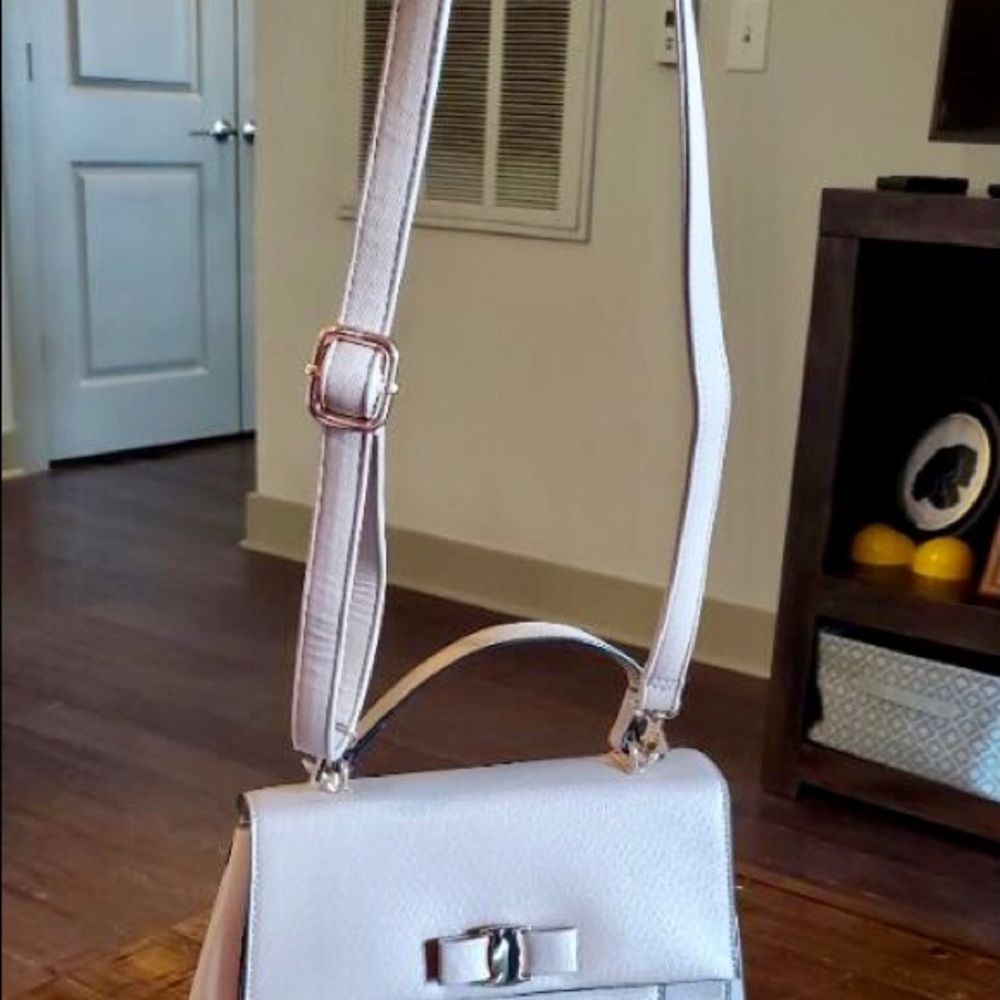 Super cute and spacious cross body baby pink bag - Picture 2 of 7